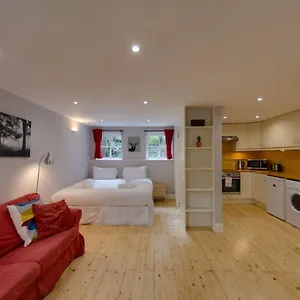 Joivy Warm & Welcoming Flat Near Castle Apartment